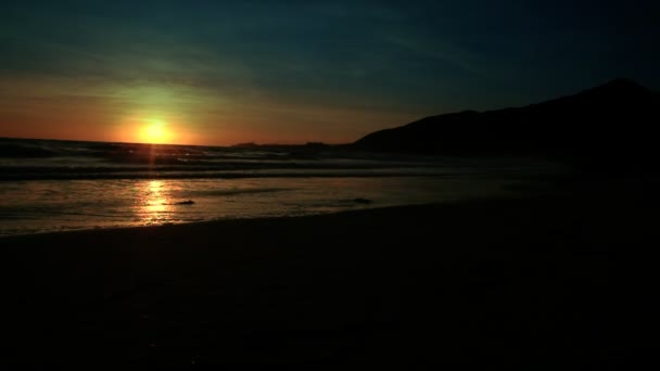 Ζεστό ηλιοβασίλεμα στην παραλία — Αρχείο Βίντεο