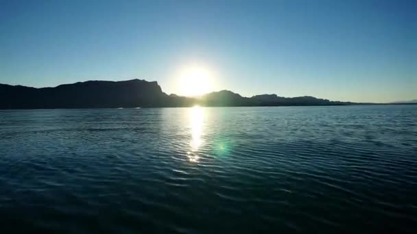 Плаваюча через озеро — стокове відео