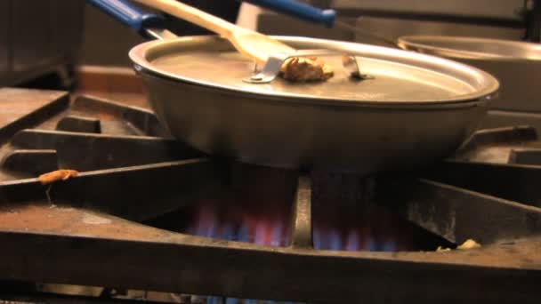 Сковородка на газовой горелке — стоковое видео