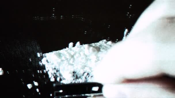 Резать кокаин в зеркале — стоковое видео