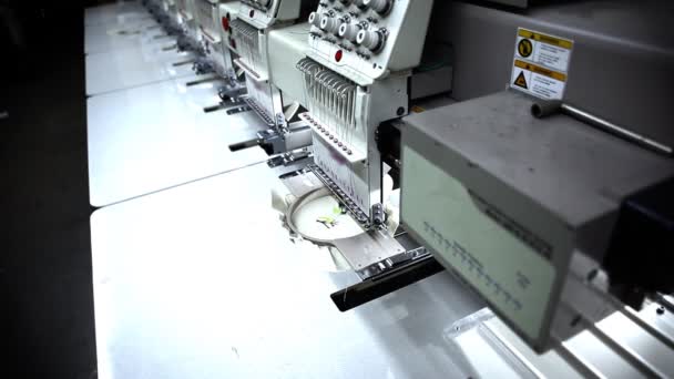 Fila de máquinas de coser industriales — Vídeos de Stock