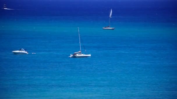 Barcos flutuando no oceano — Vídeo de Stock