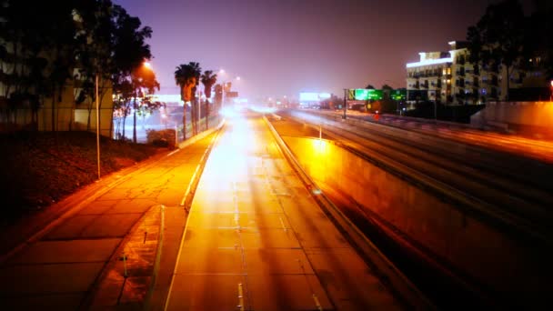 Tráfico en carretera nocturna — Vídeos de Stock