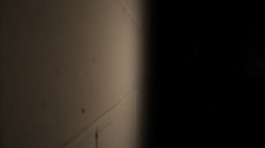 ampul bi duvarının yakınında