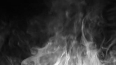 siyah üzerinde yükselen duman