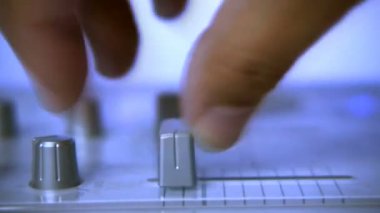 Dj çapraz ses geçişi ayar düğmesi kullanarak