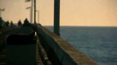 İskelede yürüyüş insanlar