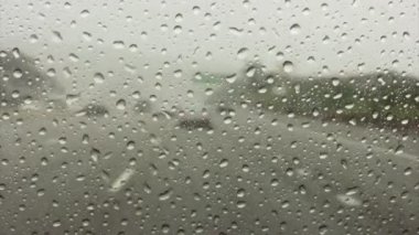 Aracın ön cam üzerinde yağmur damlaları