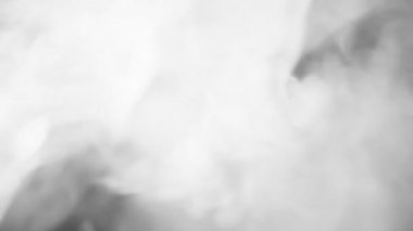 Beyaz kadar yükselen duman