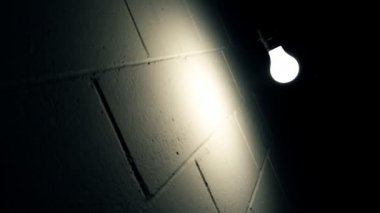 ampul bi duvarının yakınında