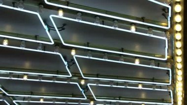 Neon kayan yazı ve ışıkları takip