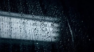 Yağmur damlaları penceresinde
