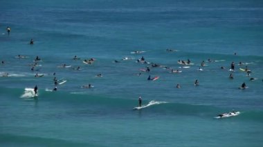 Büyük grup sörfçü dalgaları sürme