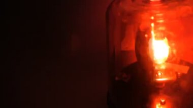 Karanlıkta kırmızı siren spin