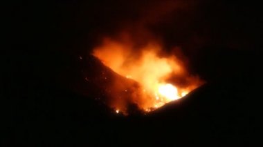 Yamaca azgın yangın