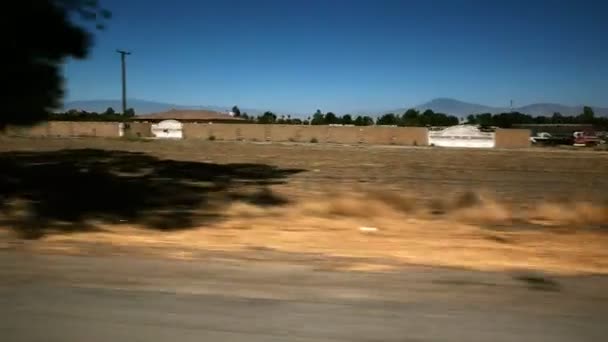 Mirando por la ventana del coche — Vídeo de stock