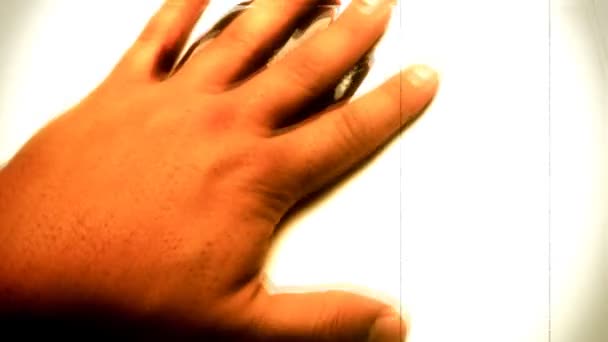 Кровавая рука с эффектом пленки — стоковое видео