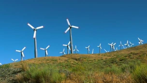 Turbine eoliche a rotazione — Video Stock