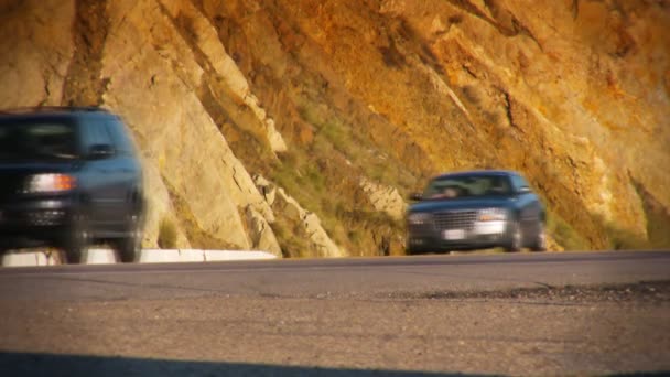 峠を通過する車 — ストック動画