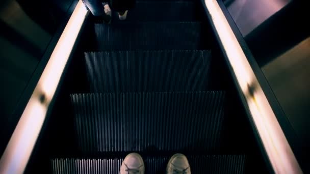 De pie sobre escaleras mecánicas bajando — Vídeos de Stock