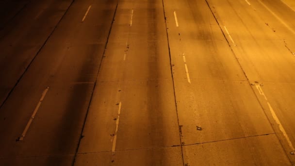 Tráfego na estrada noturna — Vídeo de Stock