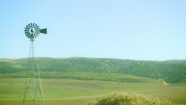 Windmolen op de met gras begroeide landbouwgrond — Stockvideo