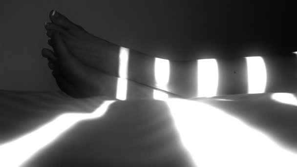 女性双腿在床上与百叶窗阴影 — 图库视频影像