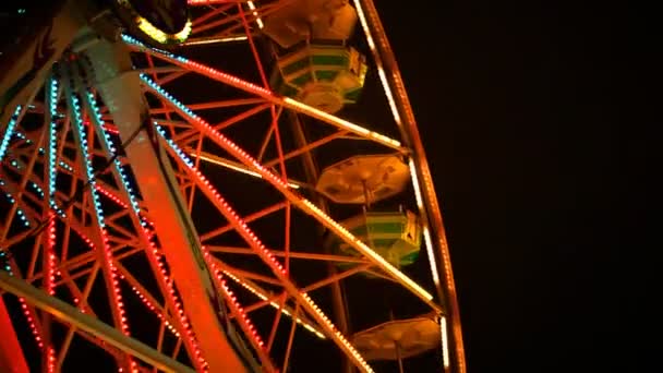 Grande roue tournant la nuit 