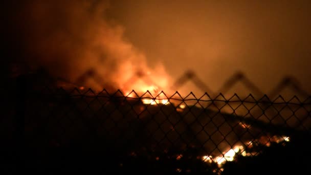 Oheň přes drátěný plot — Stock video