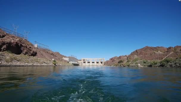 Achterkant van de boot op een dam — Stockvideo