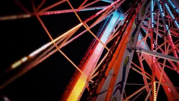 Ferris koło kręci się w nocy — Wideo stockowe