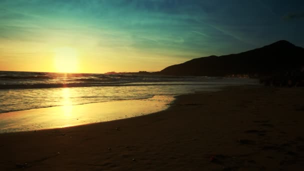 Cálido atardecer en la playa — Vídeos de Stock