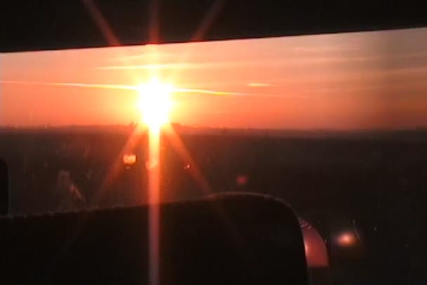 Cavalgando no trem ao pôr do sol — Vídeo de Stock