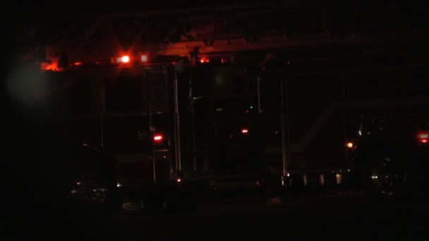 Abgestelltes Feuerwehrauto am Tatort — Stockvideo