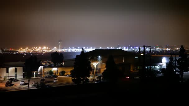 Jet despegue desde el aeropuerto por la noche — Vídeos de Stock