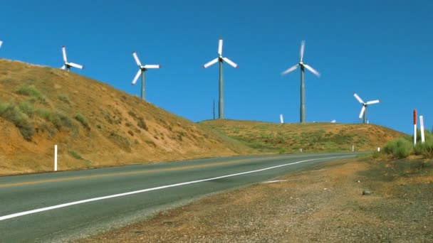 Ветряная электростанция вдоль дороги — стоковое видео