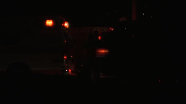 Скорая и пожарная машина на месте происшествия — стоковое видео