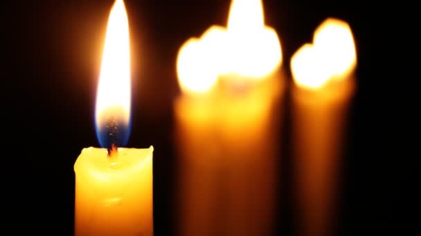 Les bougies brûlent dans l'obscurité 