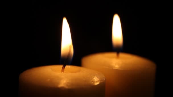 Две горящие свечи — стоковое видео