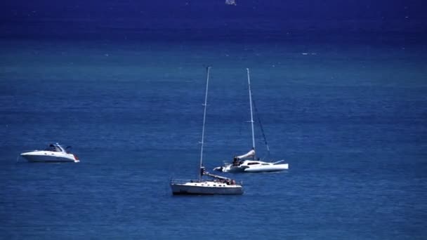 Três barcos no oceano — Vídeo de Stock