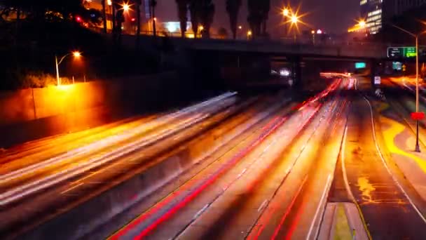 Tráfico de la autopista en la noche — Vídeo de stock