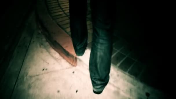 Hombre caminando por la noche — Vídeos de Stock