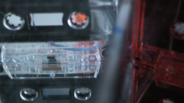 Cassetes de áudio Girando na plataforma giratória de vidro — Vídeo de Stock