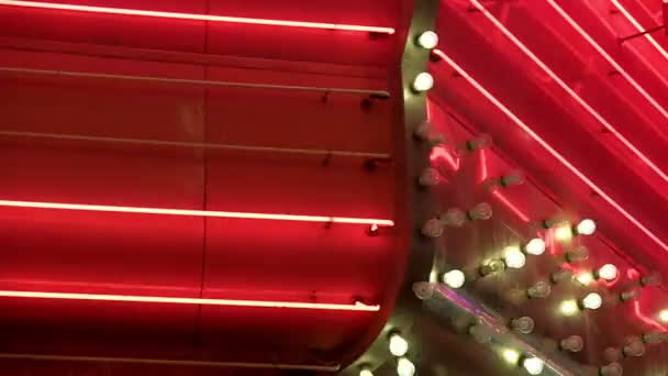 Gleaming light bulbs in amusement park — Stock Video