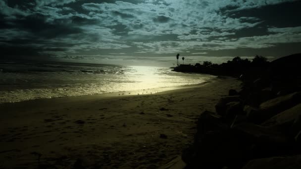 Surrealistické západ slunce na pobřeží — Stock video
