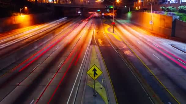 Движение на ночной дороге — стоковое видео