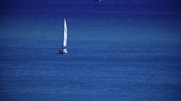 Veleiro no oceano azul — Vídeo de Stock