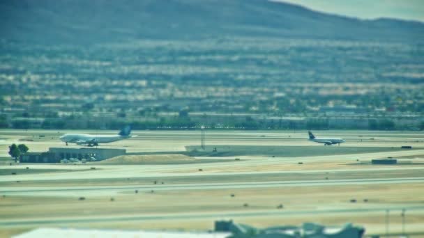 Злітно-посадкової смуги аеропорту пустелі плашкові фокус — стокове відео