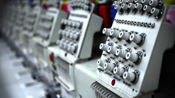 Fila de máquinas de coser industriales — Vídeos de Stock