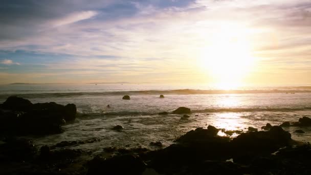 岩石在加州 Beack 落日 — 图库视频影像